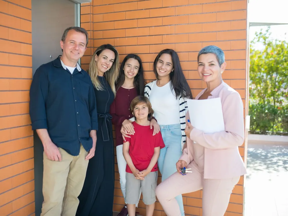 Familia chilena frente a su nueva vivienda obtenida con subsidio habitacional